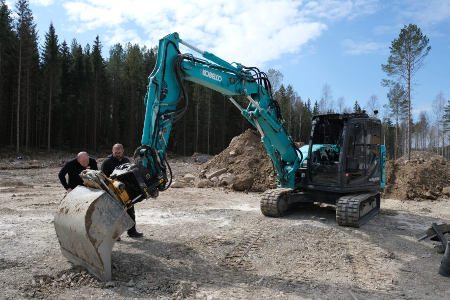 Grävmaskin med IDig grävsystem monterat