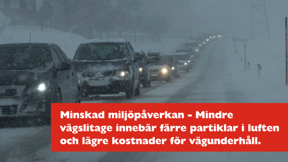 Snöstorm på en väg med flera bilar i långsam kö, snö och vinterförhållanden som skapar svårigheter för trafiken.