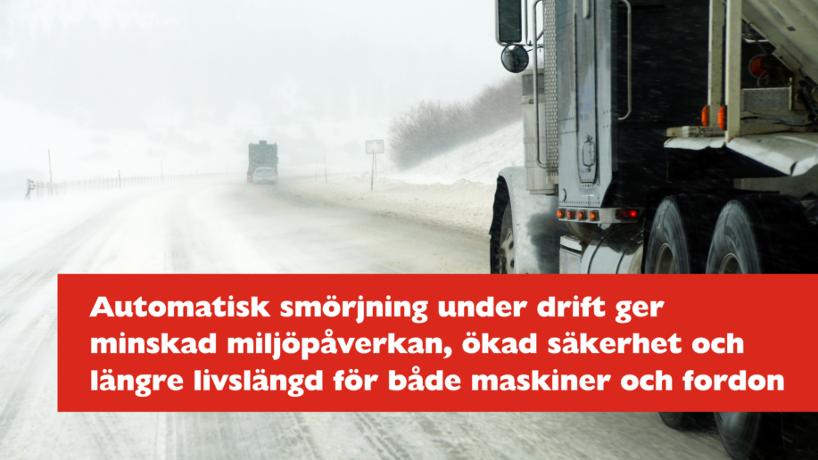 Lastbilar kör på en snötäckt och hal väg i vinterväder med begränsad sikt. Bilden illustrerar vikten av automatisk smörjning och hållbar drift i tuffa väderförhållanden.