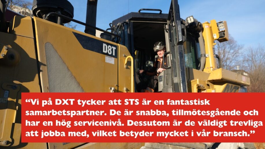  En Caterpillar D8T bandschaktare på en byggarbetsplats, med en person i säkerhetsutrustning som står vid fordonets dörr och en annan person som syns längre bak. Det är klart väder och solsken, vilket ger en ljus och professionell atmosfär.