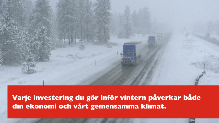 Flera lastbilar kör på en snötäckt landsväg i vinterväder, med citat på röd banderoll i bildens nederkant