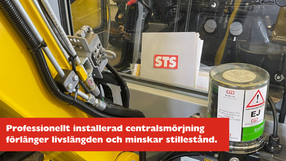 Närbild på nyinstallerad smörjpump monterad på entreprenadmaskin, slangar och kopplingar på plats för optimal smörjning.