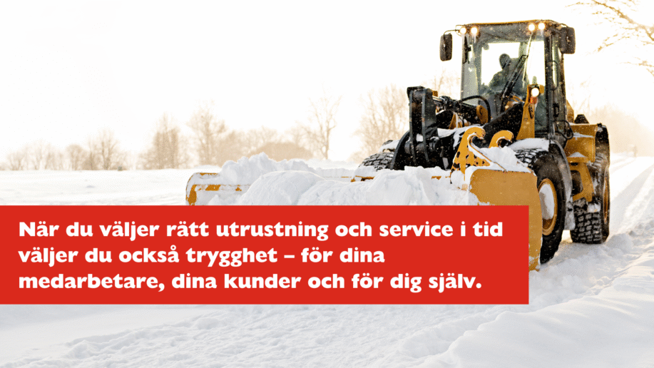 En gul hjullastare plogar en snötäckt väg i vintersol, med citat på röd banderoll i bildens nederkant.
