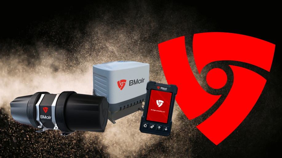 BMair skyddsventilationssystem med filterenhet, kontrollpanel och STS-logotyp mot bakgrund av damm och partiklar – symbol för ren luft i krävande miljöer.