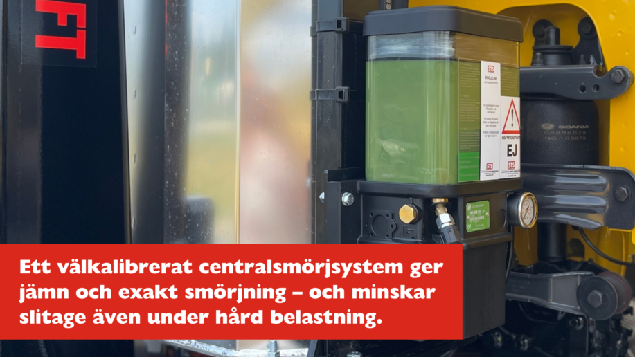 Centralsmörjningsbehållare med genomskinligt smörjmedel monterad på entreprenadmaskin, illustrerar kontinuerlig och automatisk smörjning.