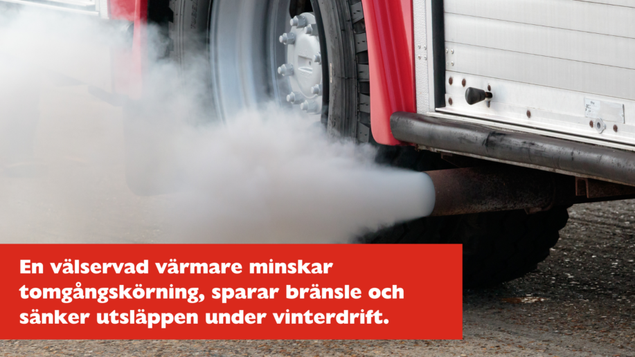 Lastbil som står still i vinterkyla med synlig ånga från avgaser, visar hur värmare påverkar kallstarter och bränsleförbrukning.