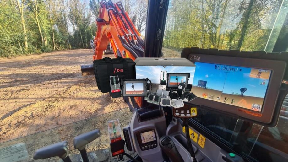 iDig Touch 2D-skärmar i förarhytt visar grävdjup och lutning under pågående arbete.